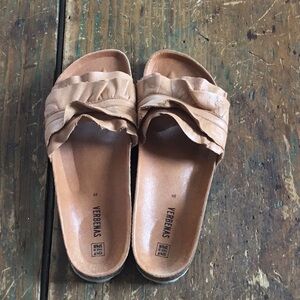 Verbenas leather sandals.